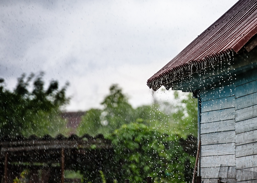 OurPlumber_HowToPrepareYourHomeForExtremeWeatherConditions_845x600px Storm rain drips down from the roof